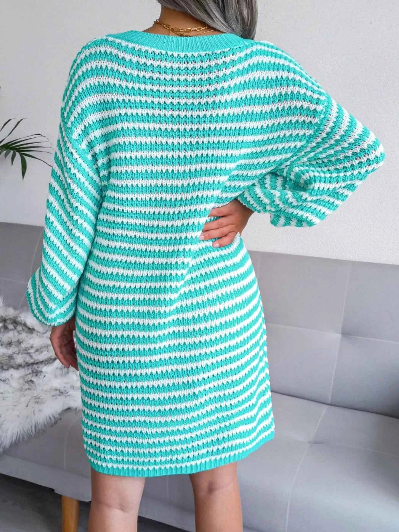 Robe pull rayée à col V et manches longues