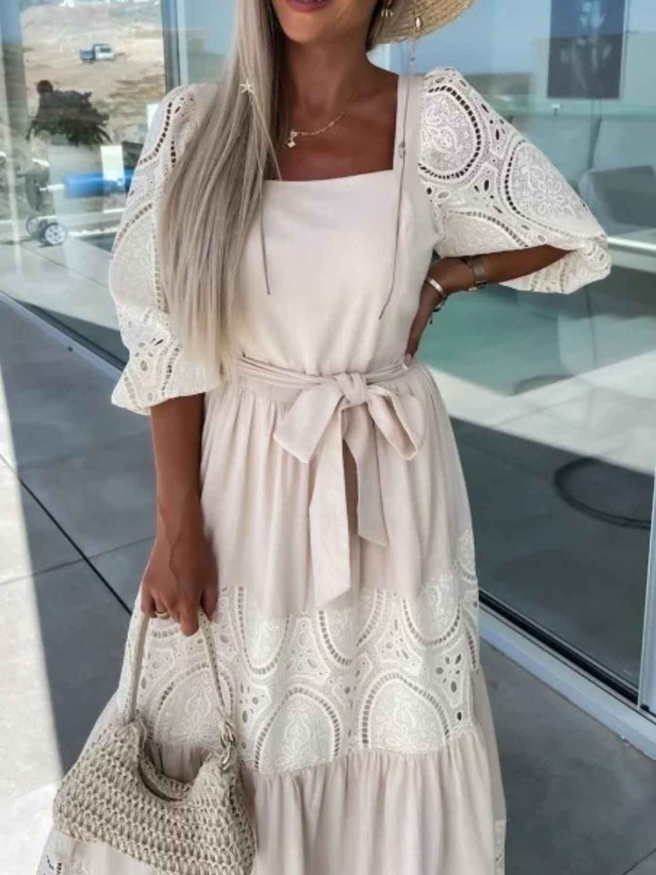 Robe maxi à volants étagés, manches en dentelle et ceinture nouée