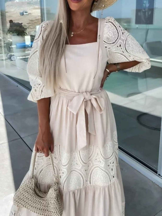 Robe maxi à volants étagés, manches en dentelle et ceinture nouée