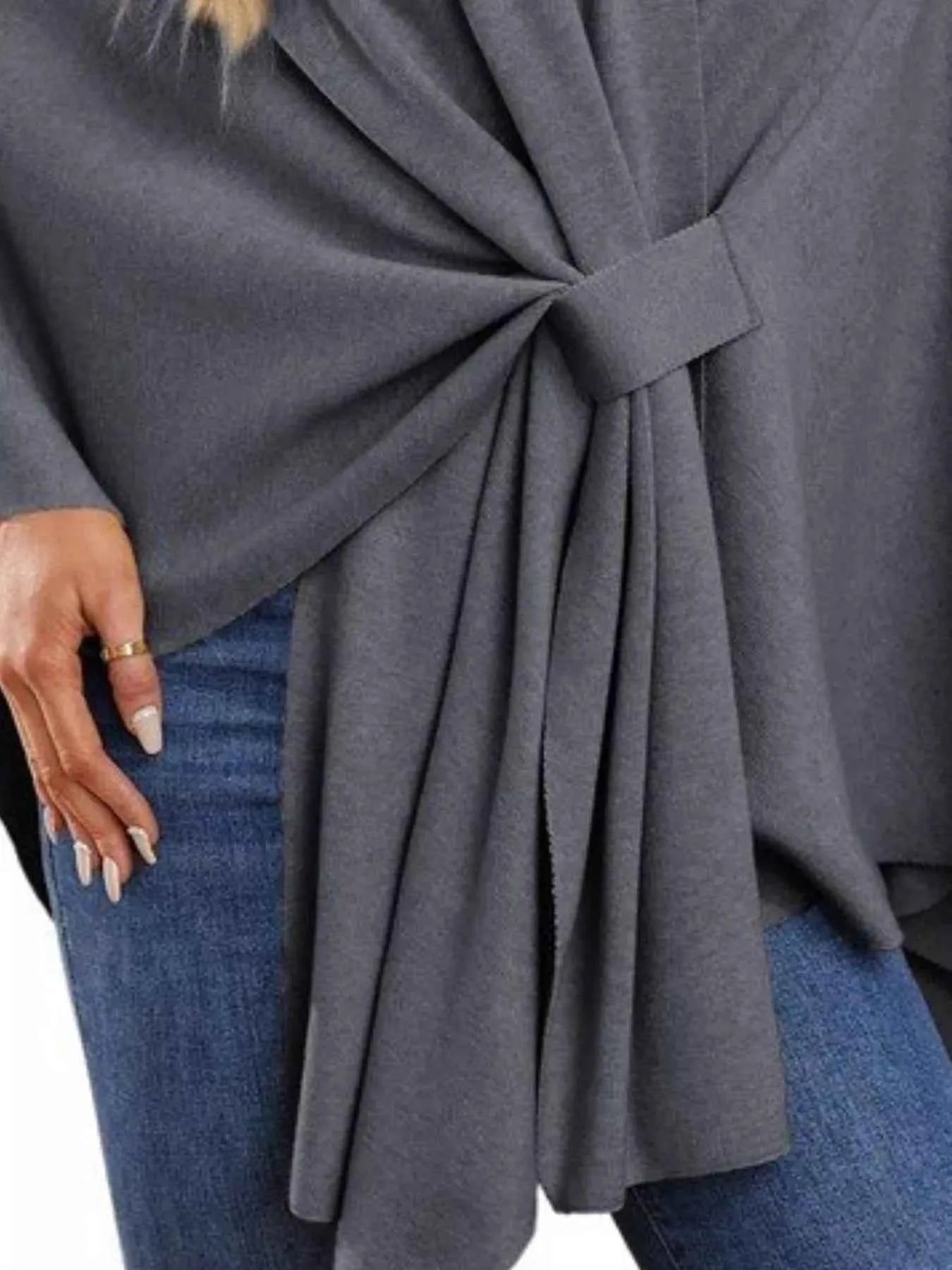 Cape en maille unie à lien noué devant