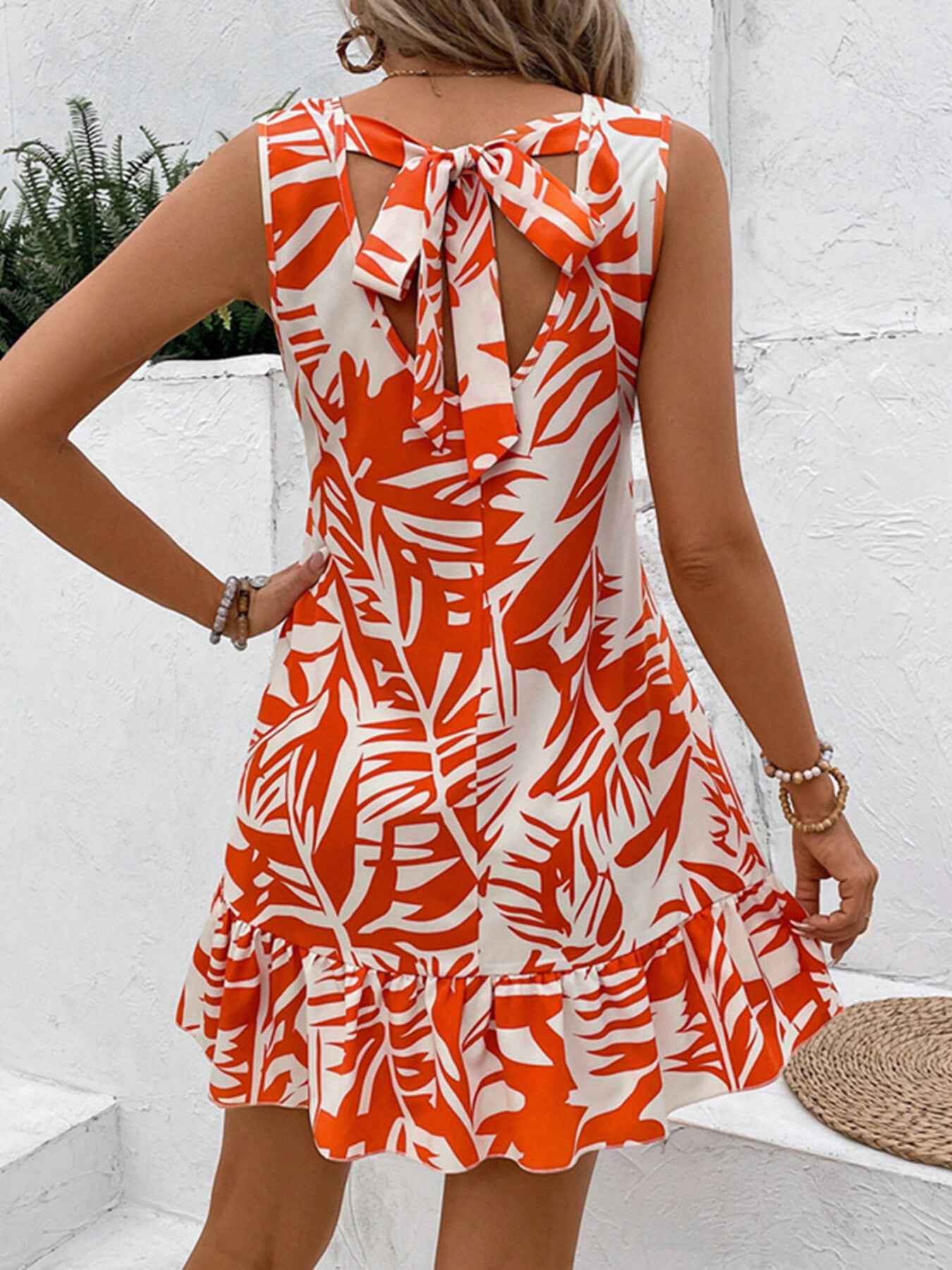 Robe courte sans manches à ourlet volanté et lien noué
