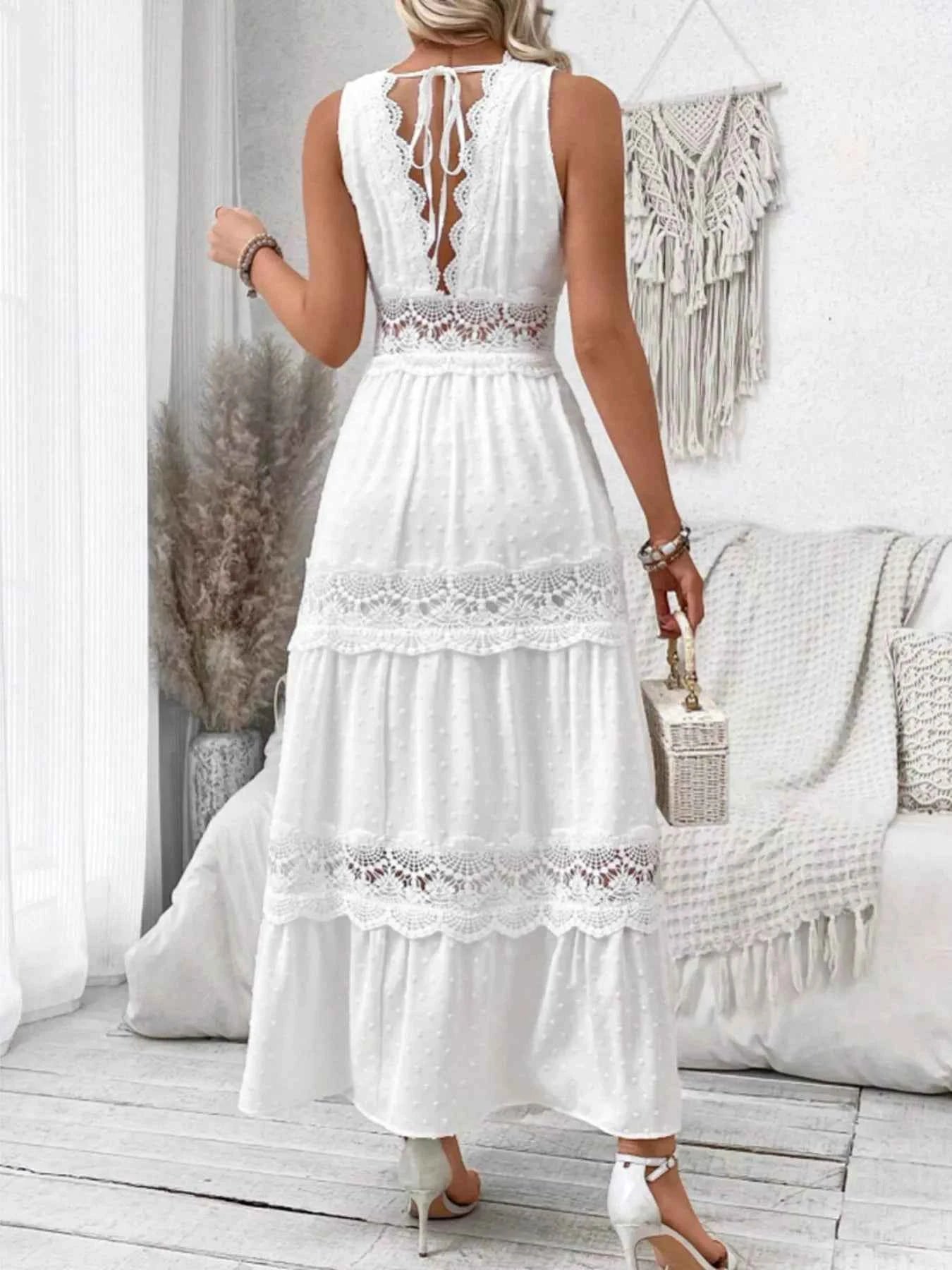 Robe longue sans manches à détails dentelle et dos noué