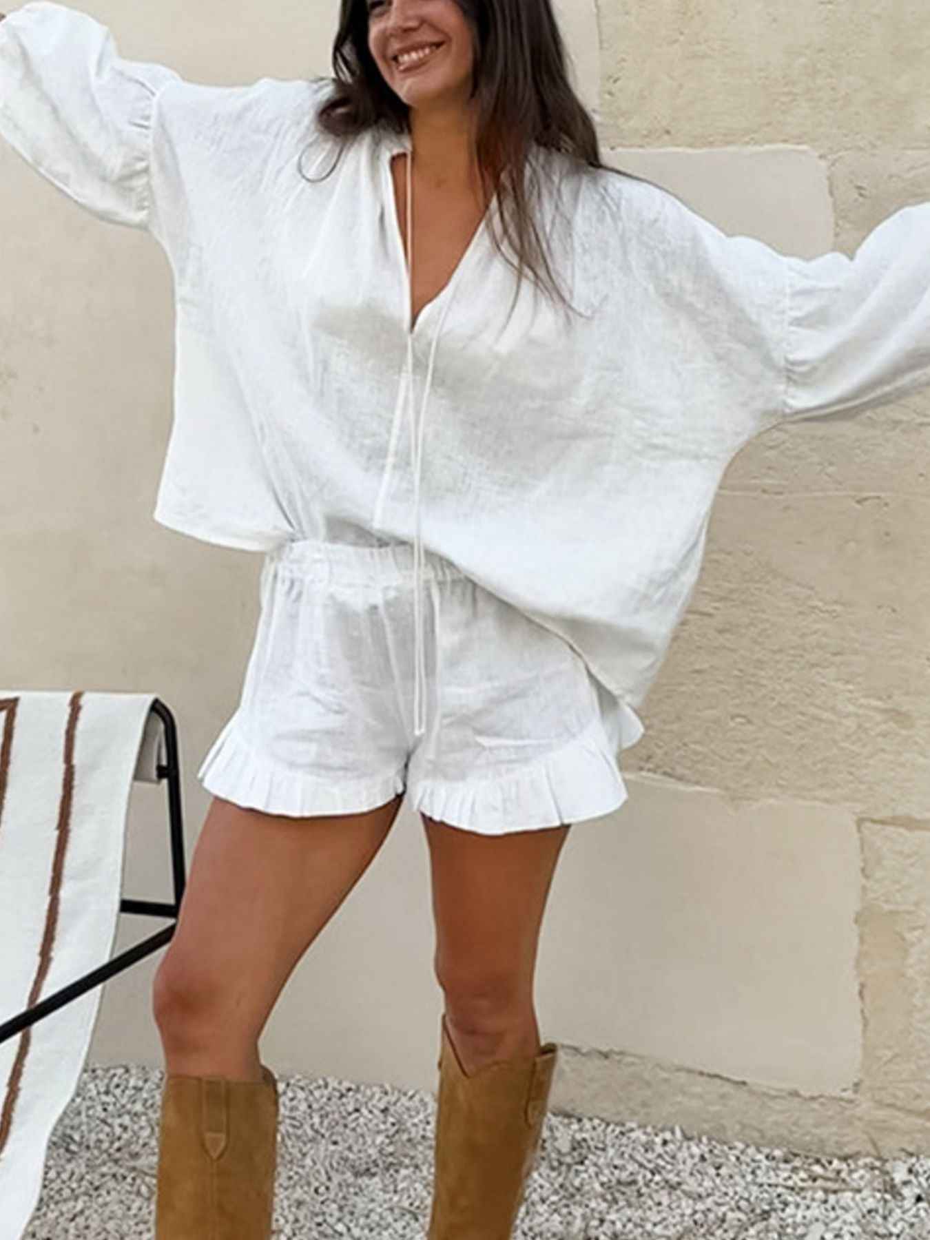 Ensemble deux pièces blouse à col noué et manches ballon avec short