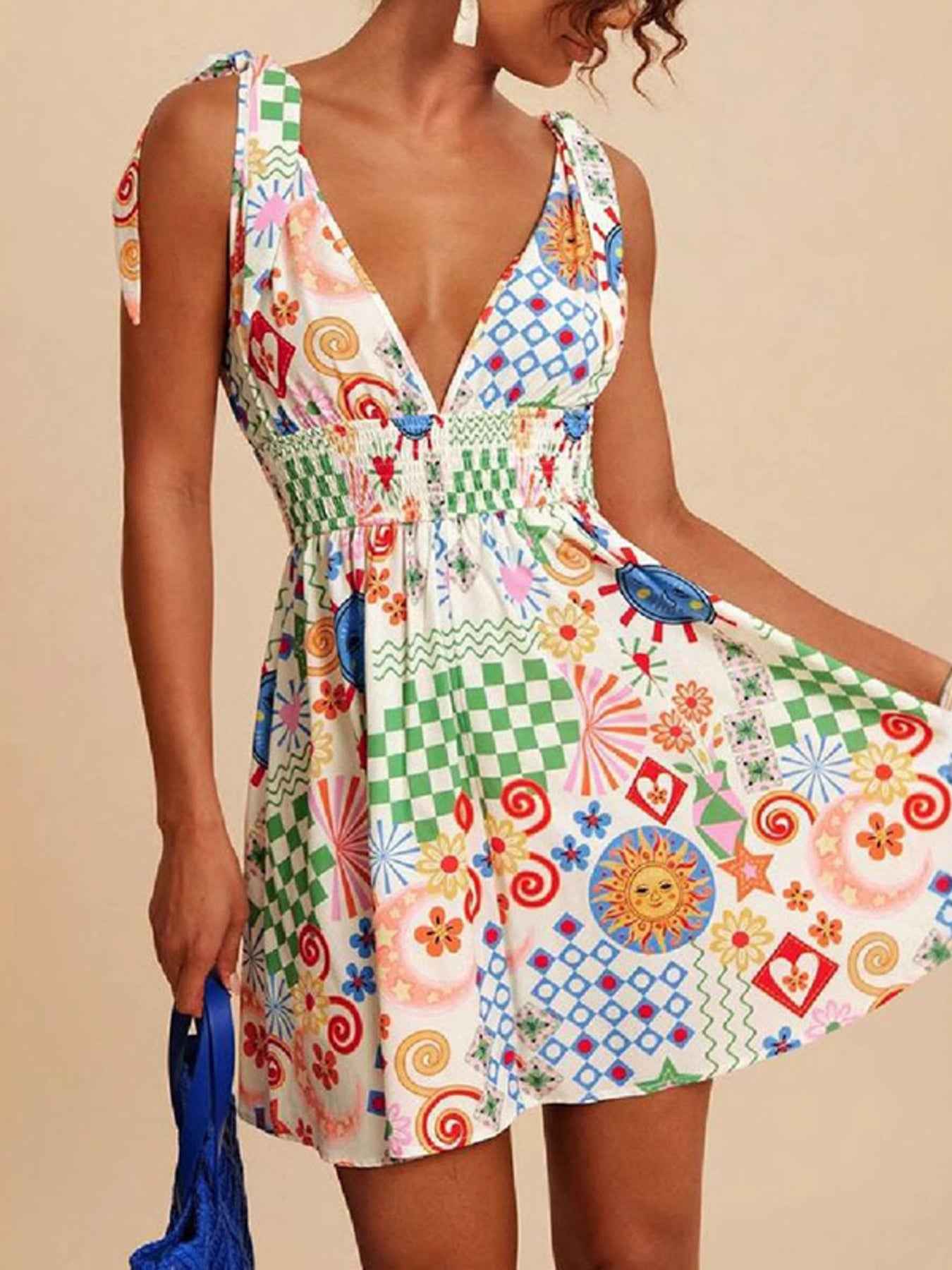 Robe mini imprimée smockée sans manches col V