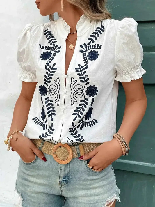 Blouse en coton à col cranté, broderies et volants, manches courtes