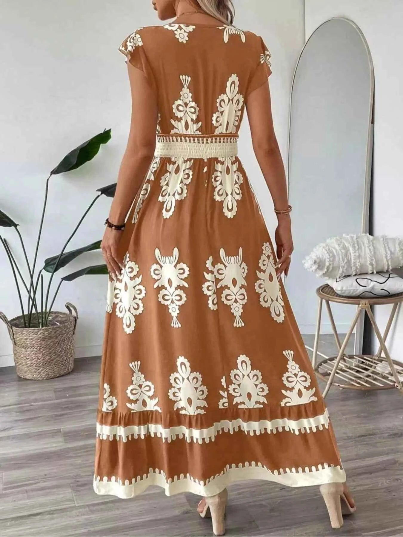 Robe à imprimé, col V et manches courtes à volants