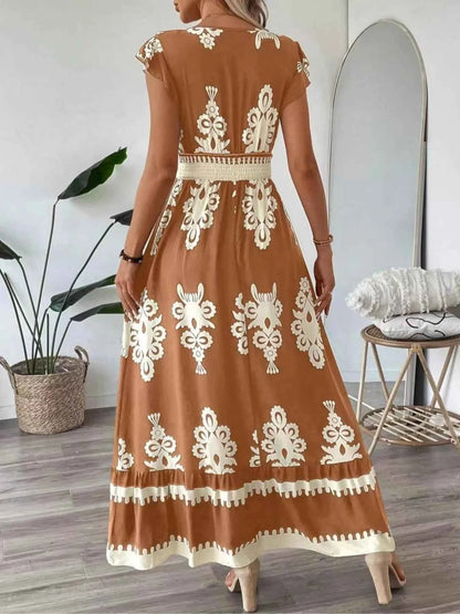 Robe à imprimé, col V et manches courtes à volants