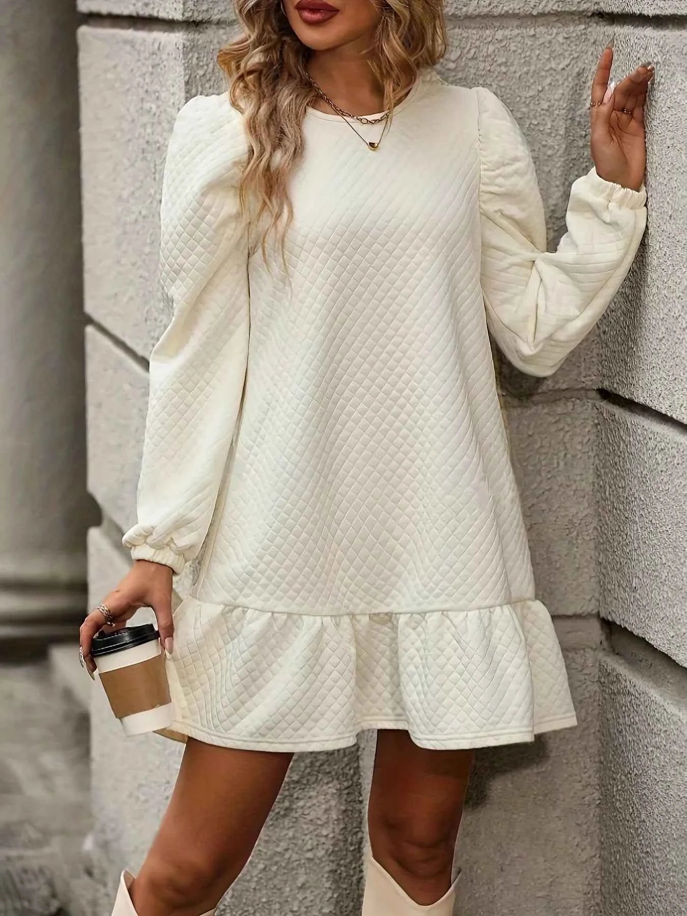 Robe courte à manches bouffantes et ourlet volanté