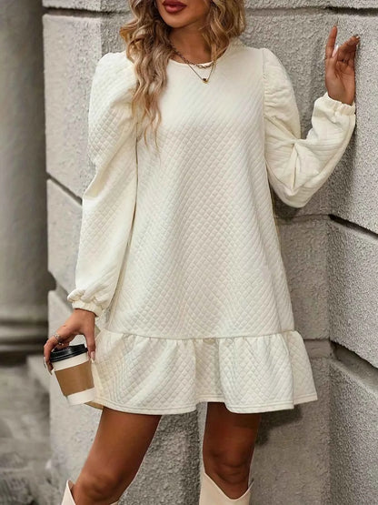 Robe courte à manches bouffantes et ourlet volanté