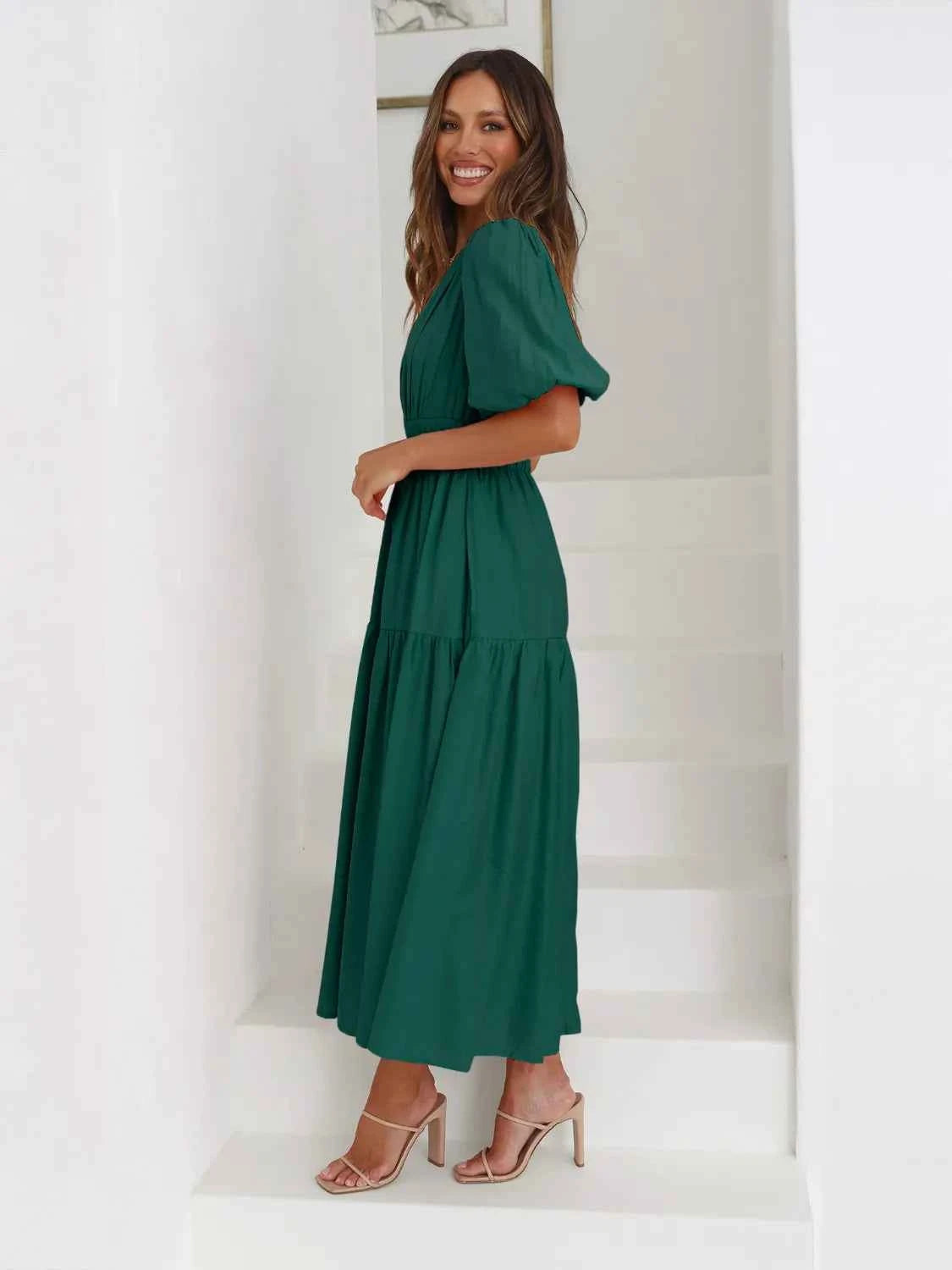 Robe midi croisée à étages et manches mi-longues