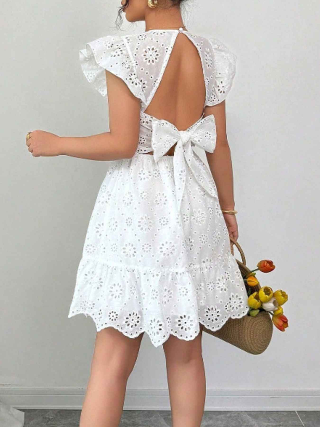 Robe courte à manches volantées en broderie anglaise et dos nu