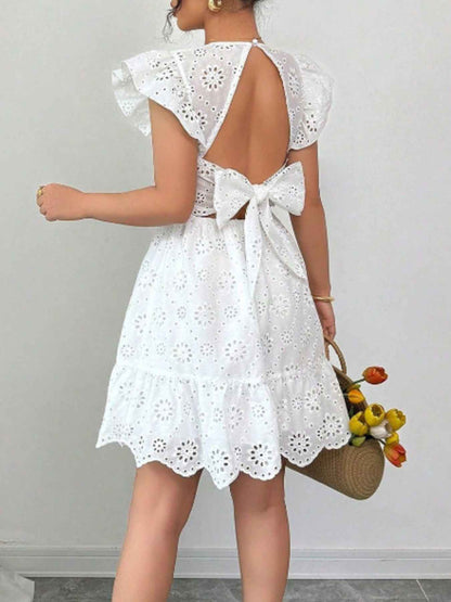 Robe courte à manches volantées en broderie anglaise et dos nu