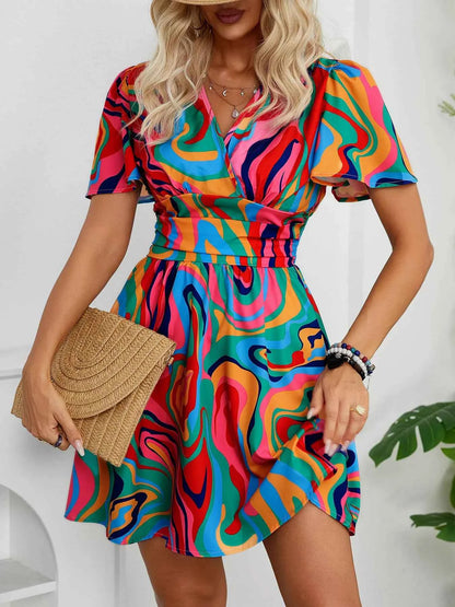 Robe courte à imprimé coloré et manches courtes