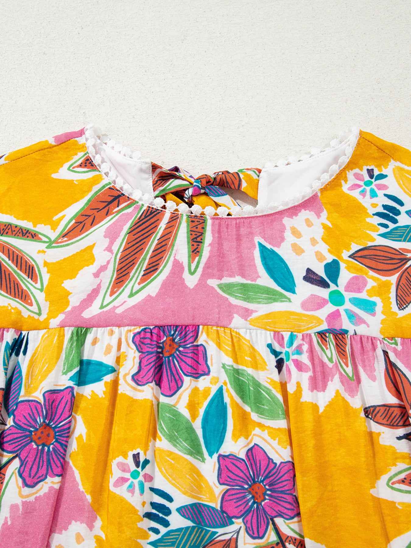 Robe mini swing à imprimé floral, dentelle, lien dos et manches cloche