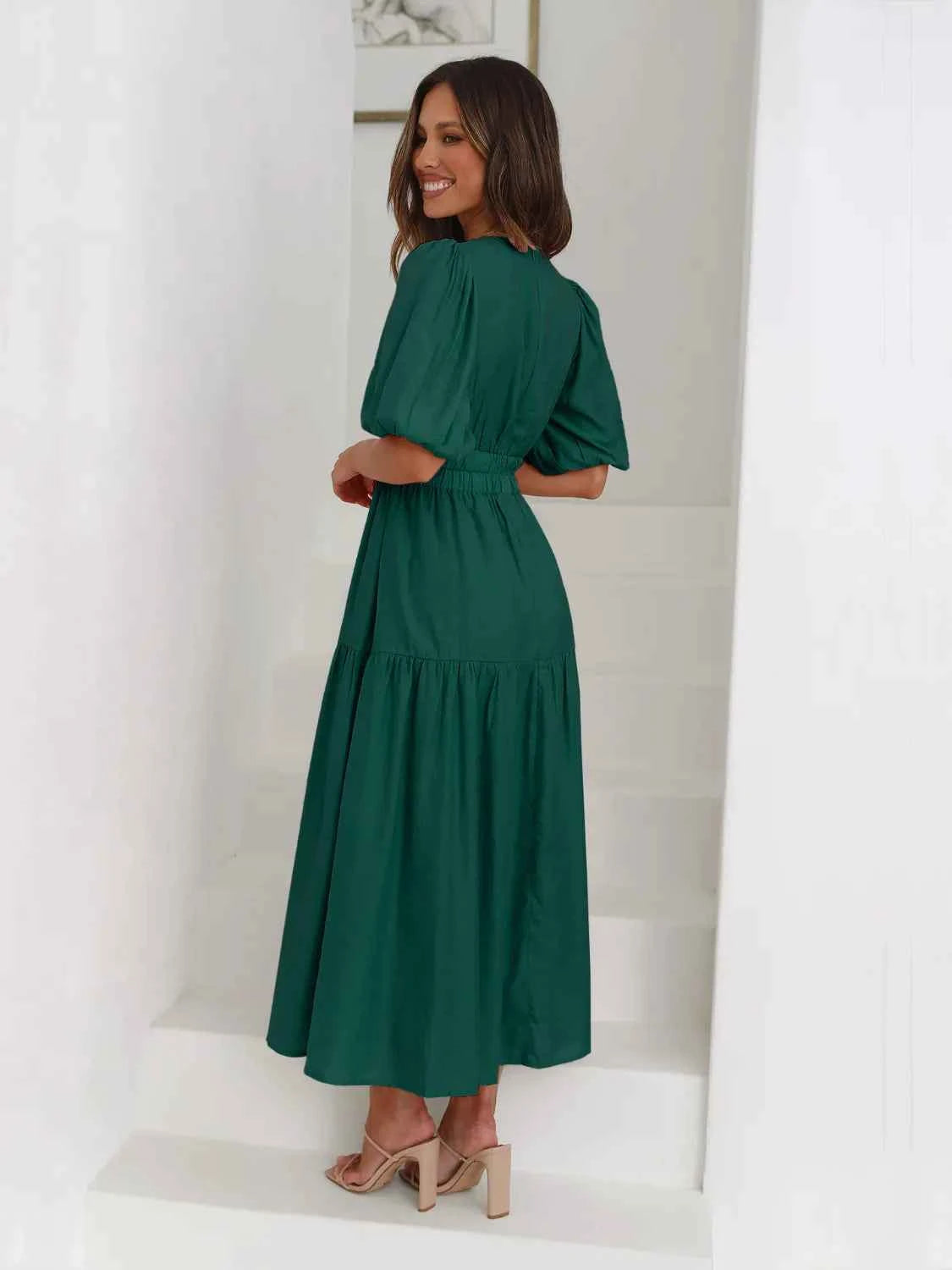 Robe midi croisée à étages et manches mi-longues