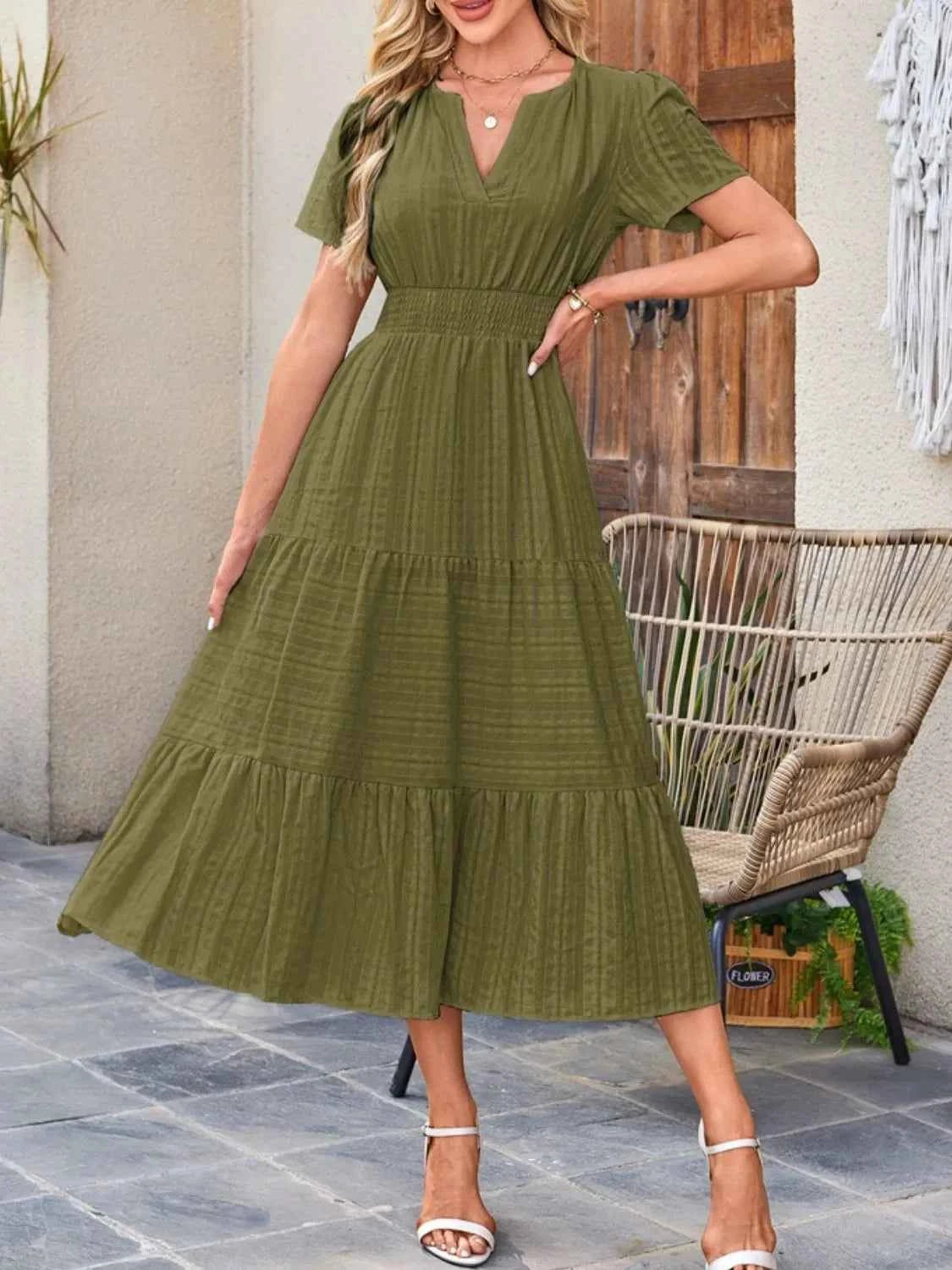 Robe à jupe étagée, col cranté et manches courtes