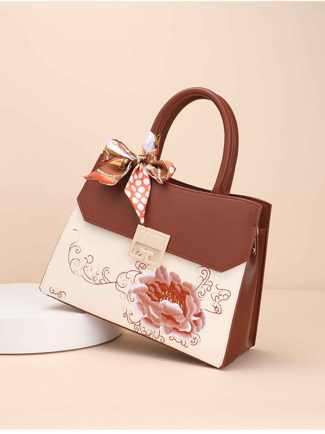 Sac à main en cuir de vachette à ornement floral
