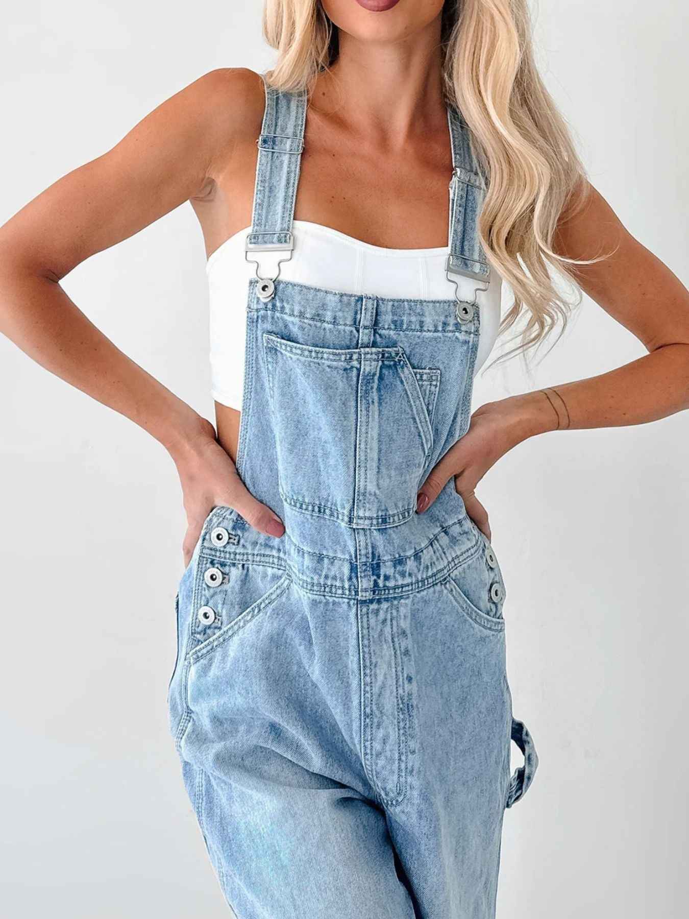Salopette en denim bleu clair à larges bretelles