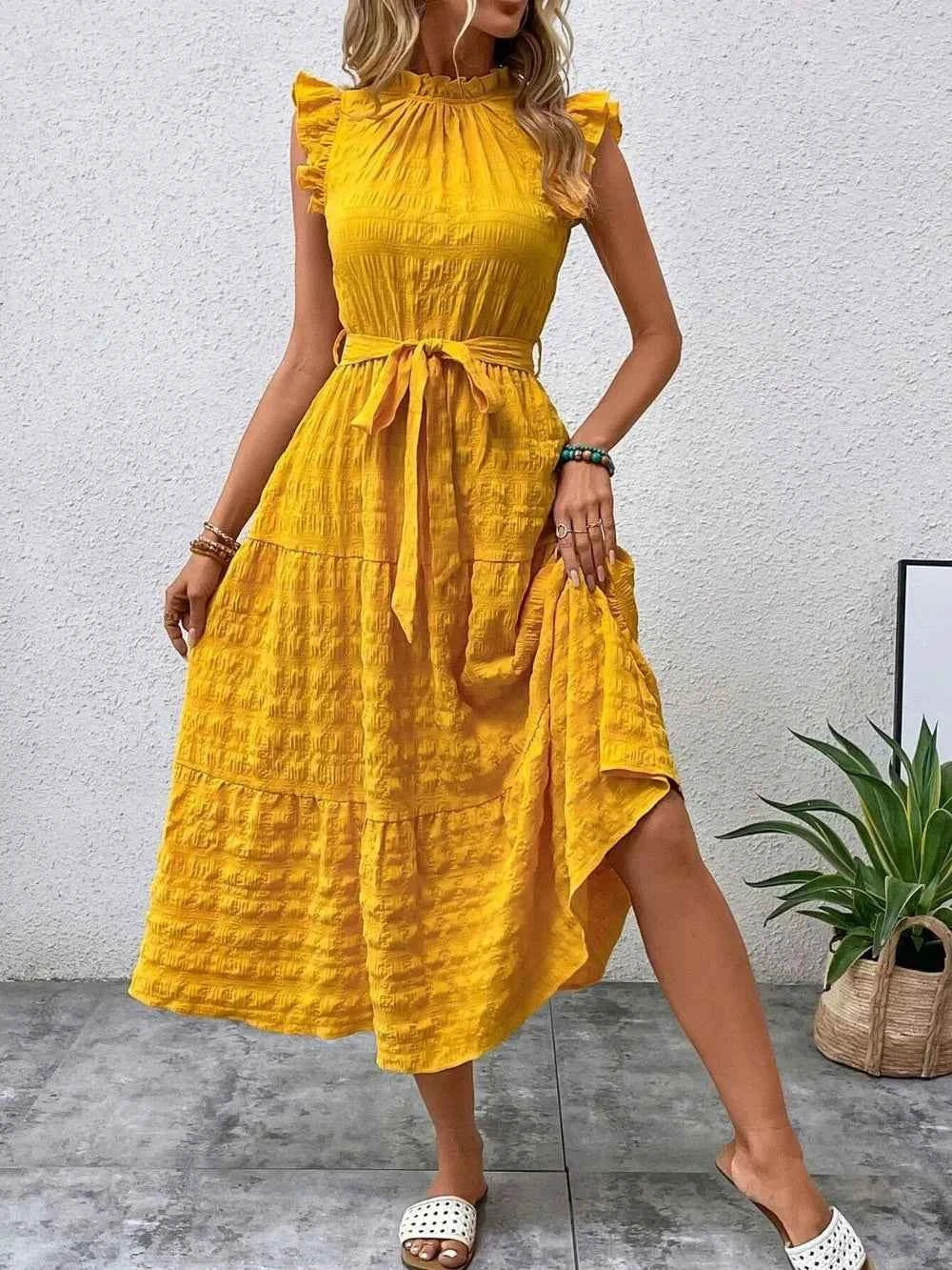 Robe midi à manches courtes, volants et lien à nouer