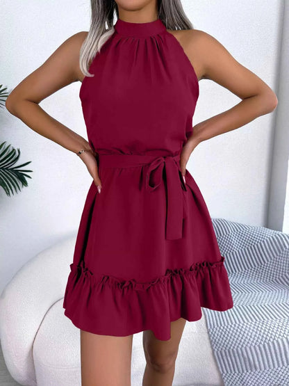 Robe ligne A à col halter et ourlet volanté avec ceinture