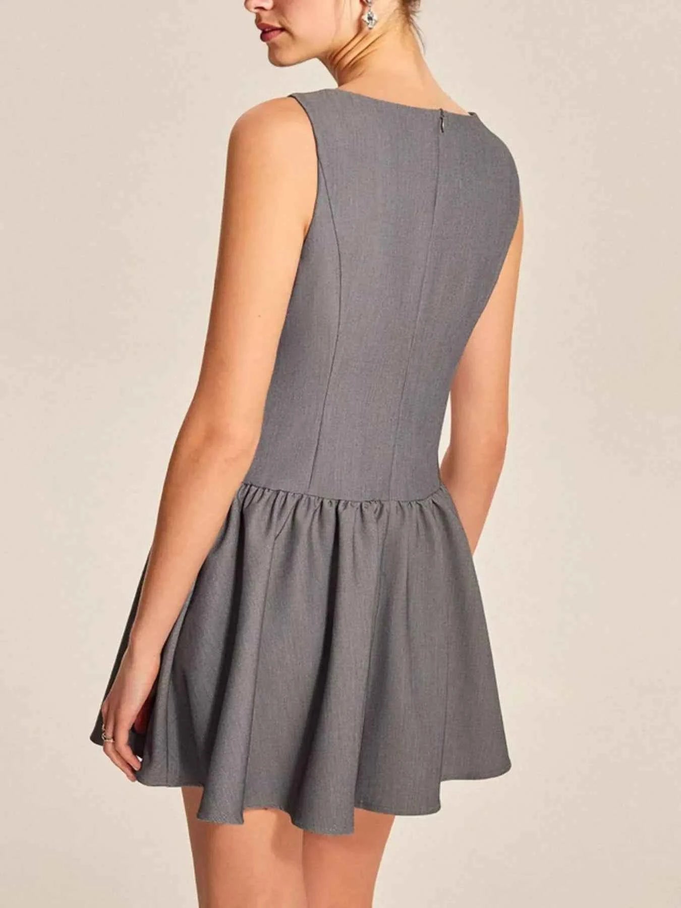 Mini-robe sans manches à col rond, volants et boutons décoratifs