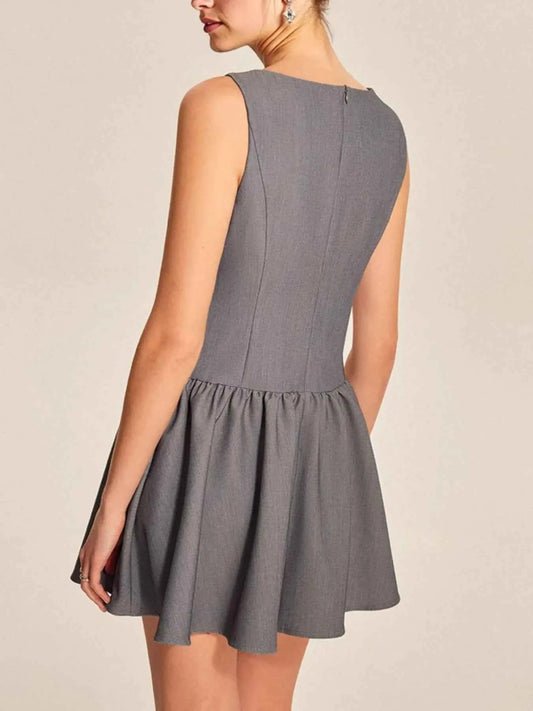 Mini-robe sans manches à col rond, volants et boutons décoratifs