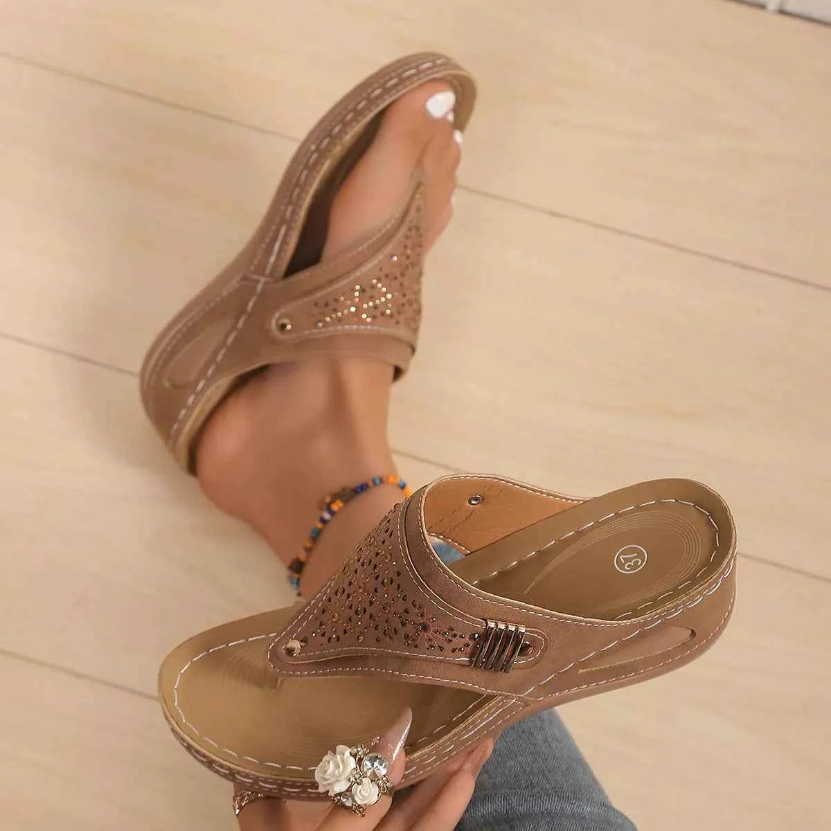 Sandales compensées tong ornées de strass