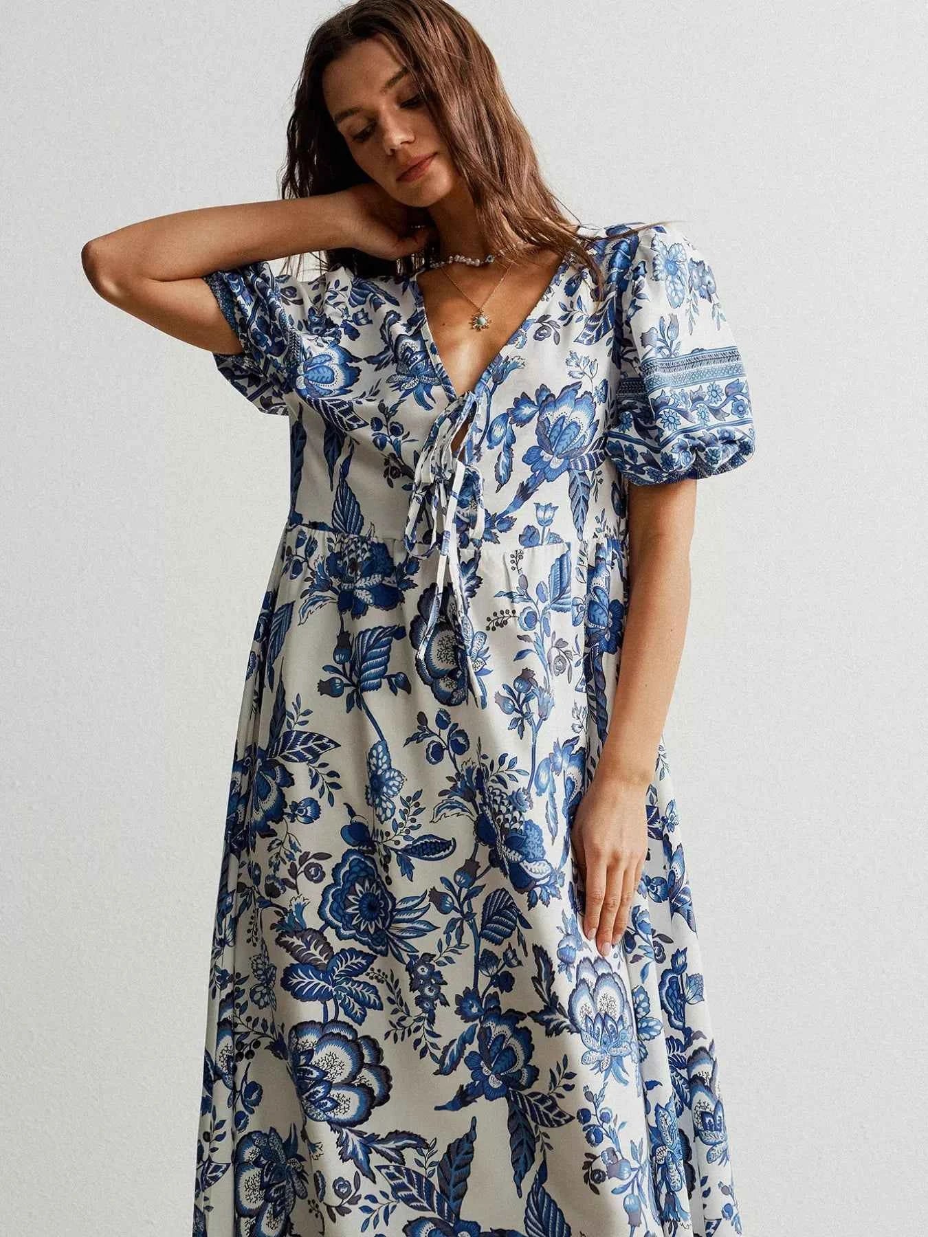 Robe maxi à imprimé floral, col noué et manches bouffantes