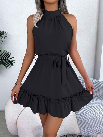 Robe ligne A à col halter et ourlet volanté avec ceinture