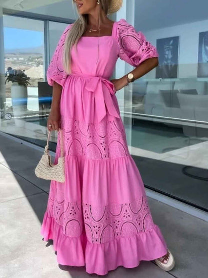 Robe maxi à volants étagés, manches en dentelle et ceinture nouée