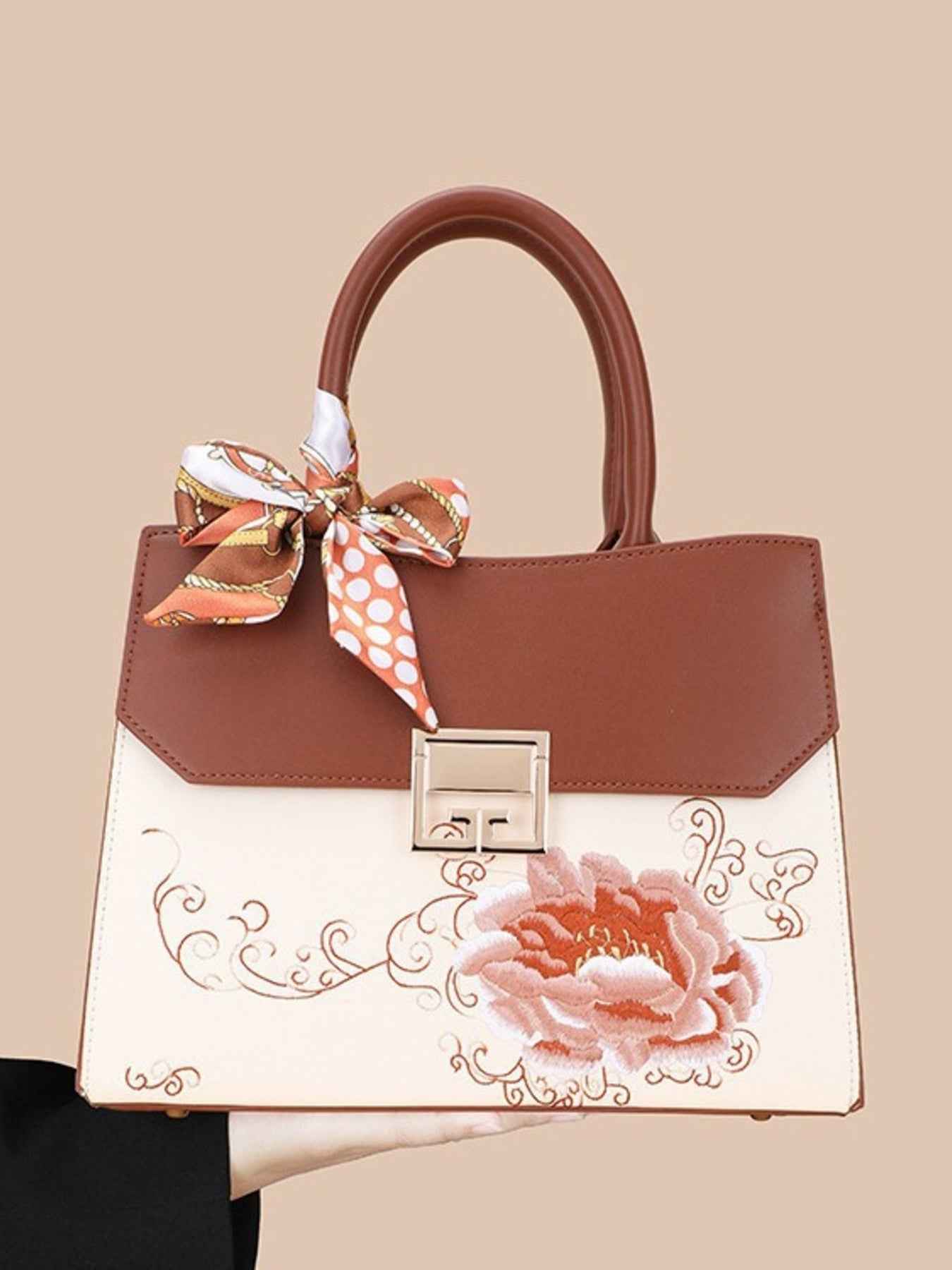 Sac à main en cuir de vachette à ornement floral