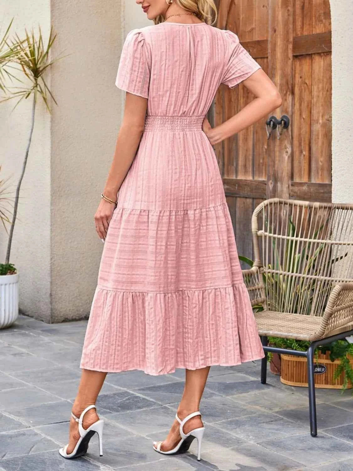 Robe à jupe étagée, col cranté et manches courtes