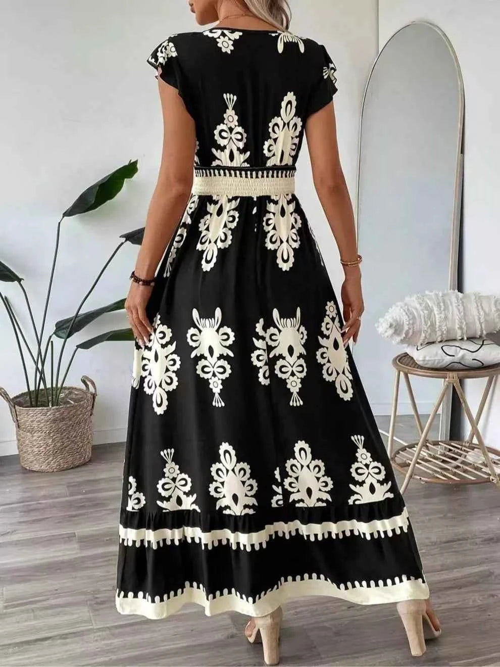 Robe à imprimé, col V et manches courtes à volants