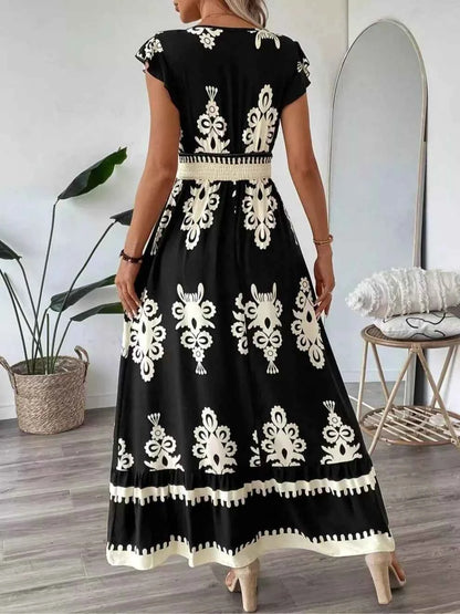 Robe à imprimé, col V et manches courtes à volants
