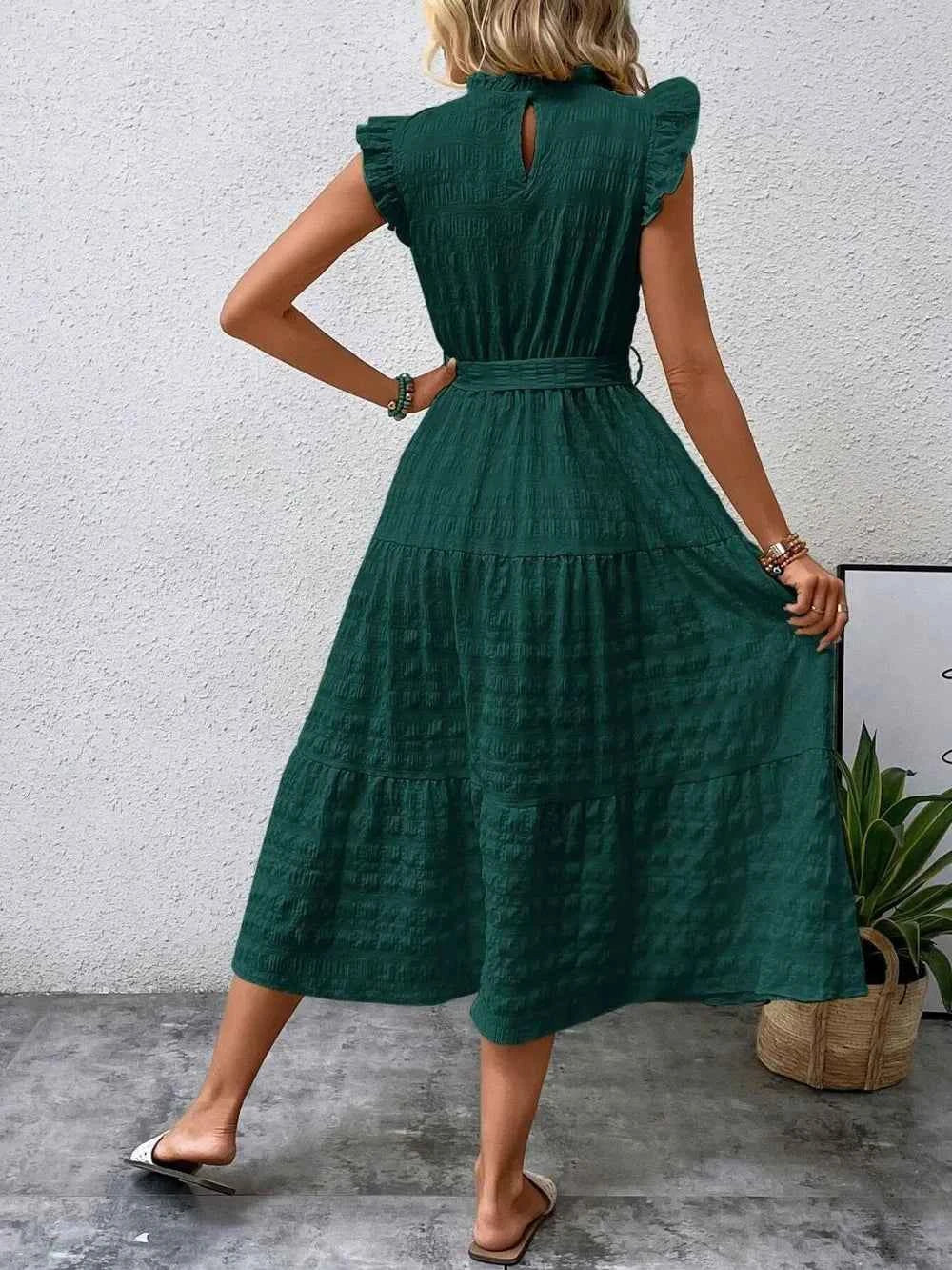 Robe midi à manches courtes, volants et lien à nouer