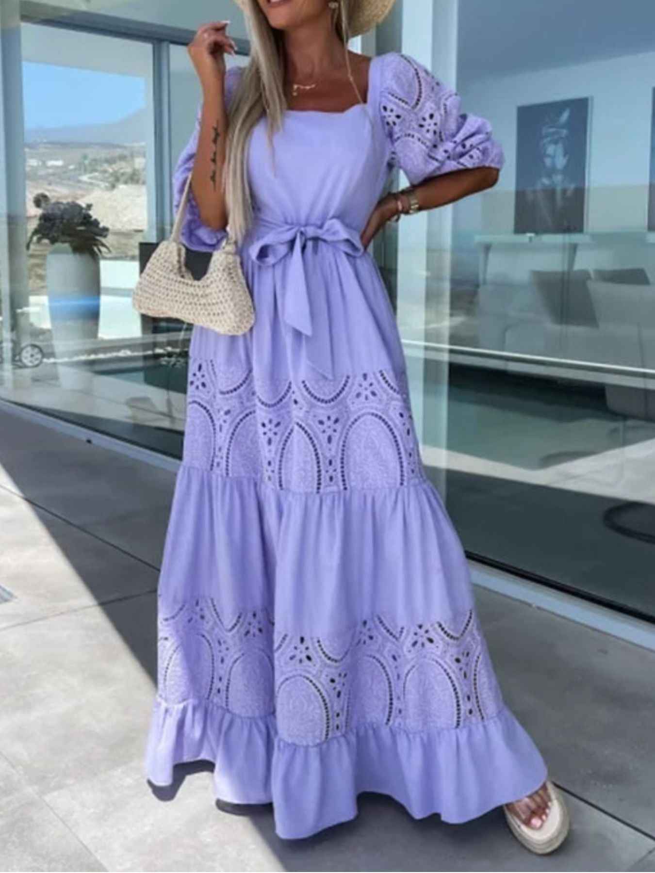 Robe maxi à volants étagés, manches en dentelle et ceinture nouée