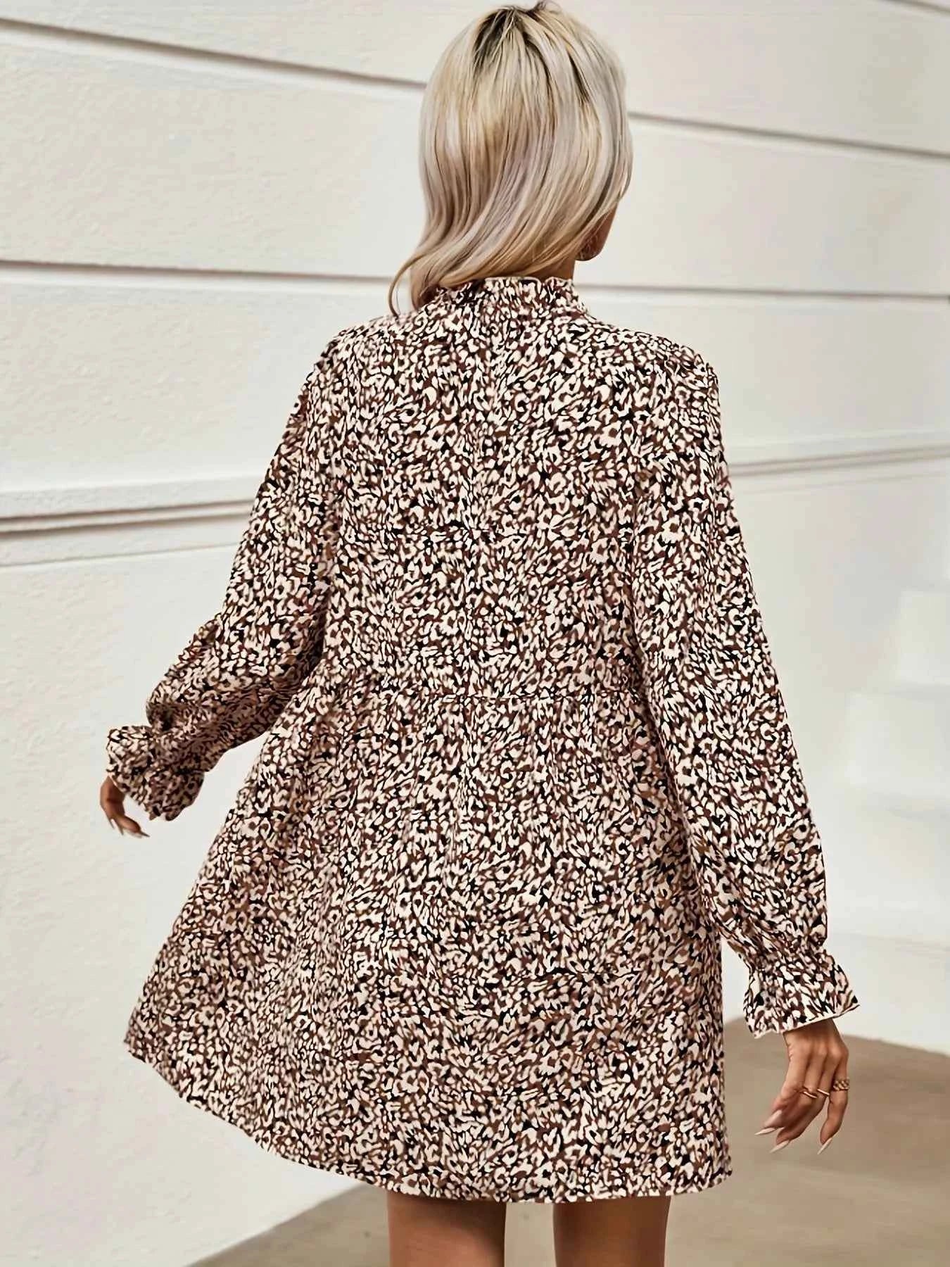 Robe courte à encolure crantée et manches volantées