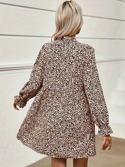 Robe courte à encolure crantée et manches volantées
