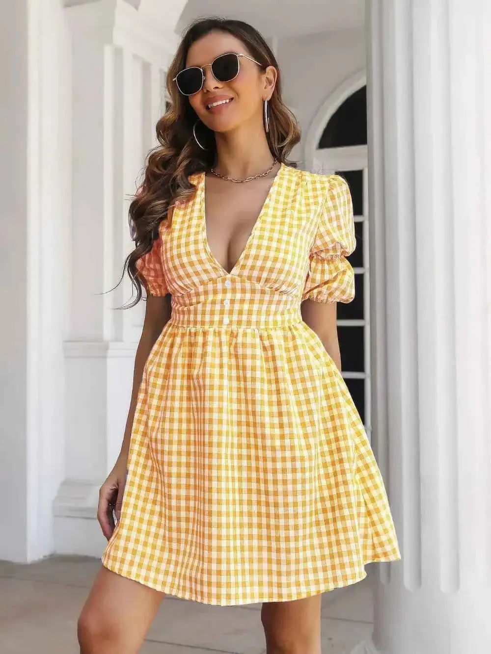 Robe courte à carreaux et boutons décoratifs, manches courtes