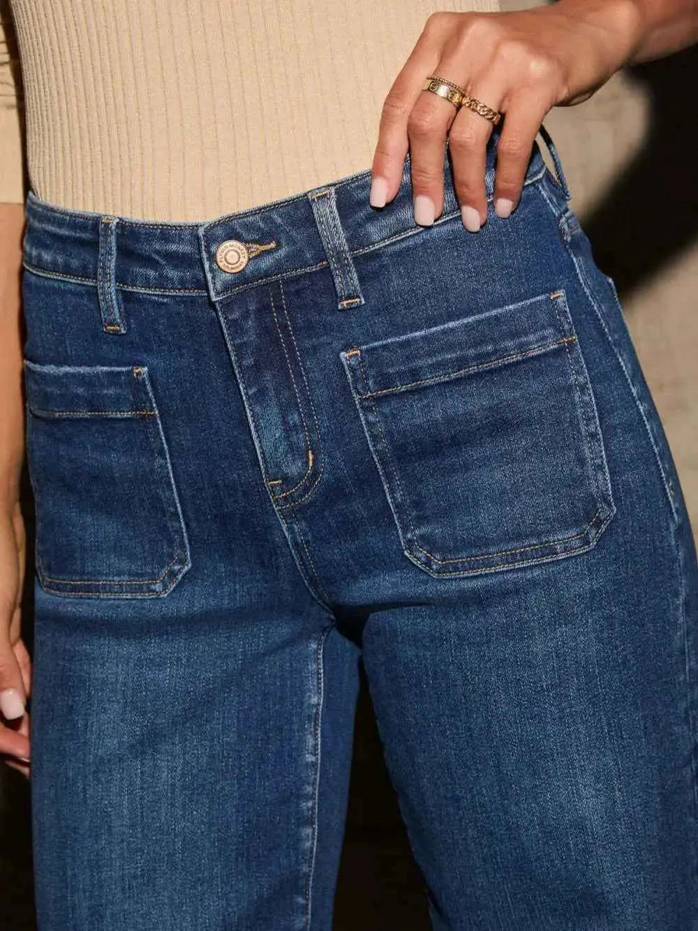Jean taille haute à jambe large et poches plaquées