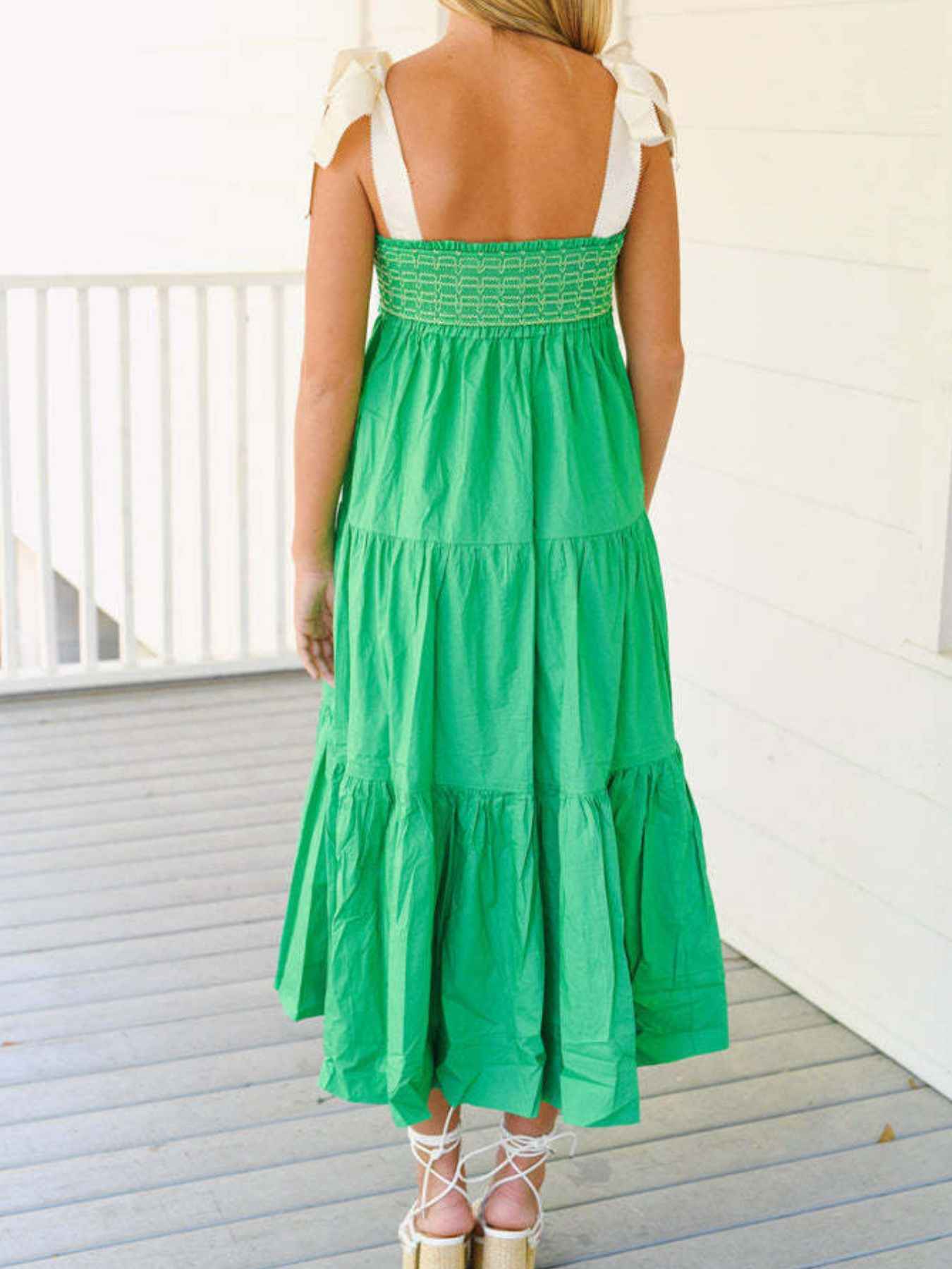 Robe midi à bretelles nouées, fronces et smocks