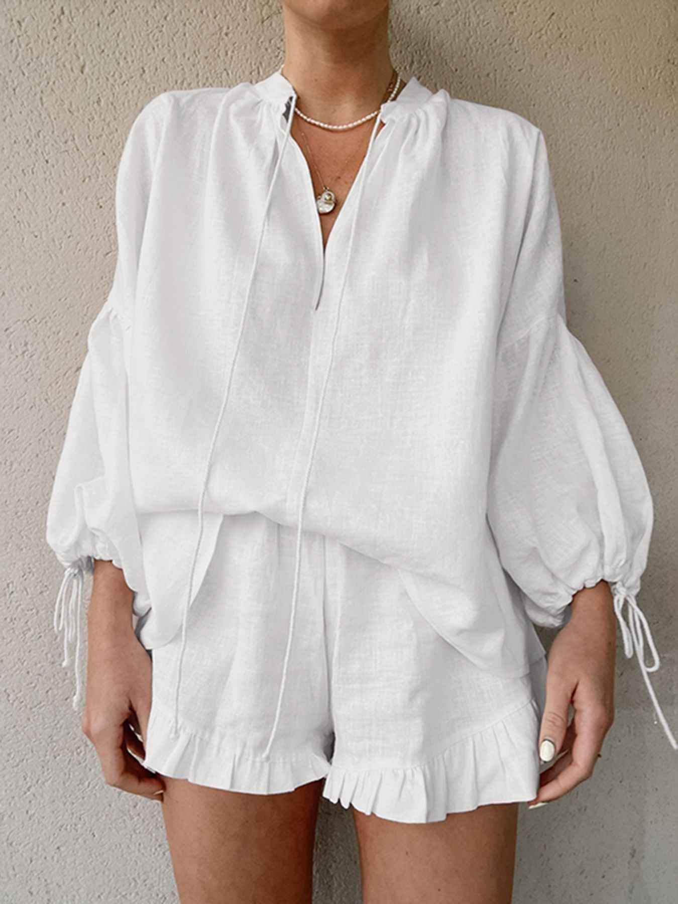 Ensemble deux pièces blouse à col noué et manches ballon avec short