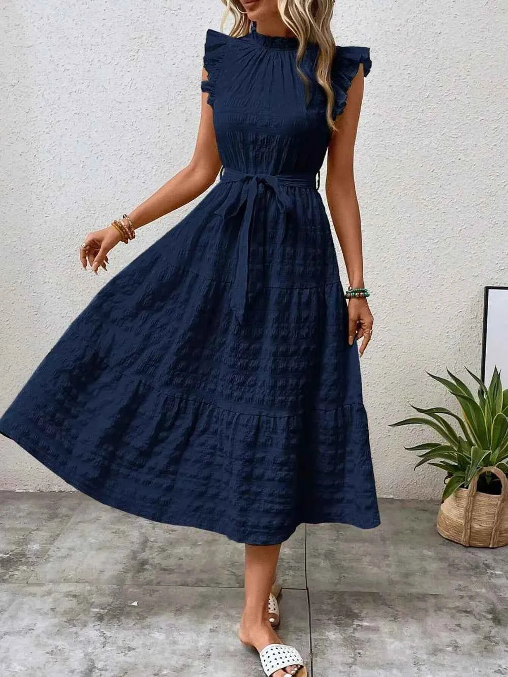 Robe midi à manches courtes, volants et lien à nouer