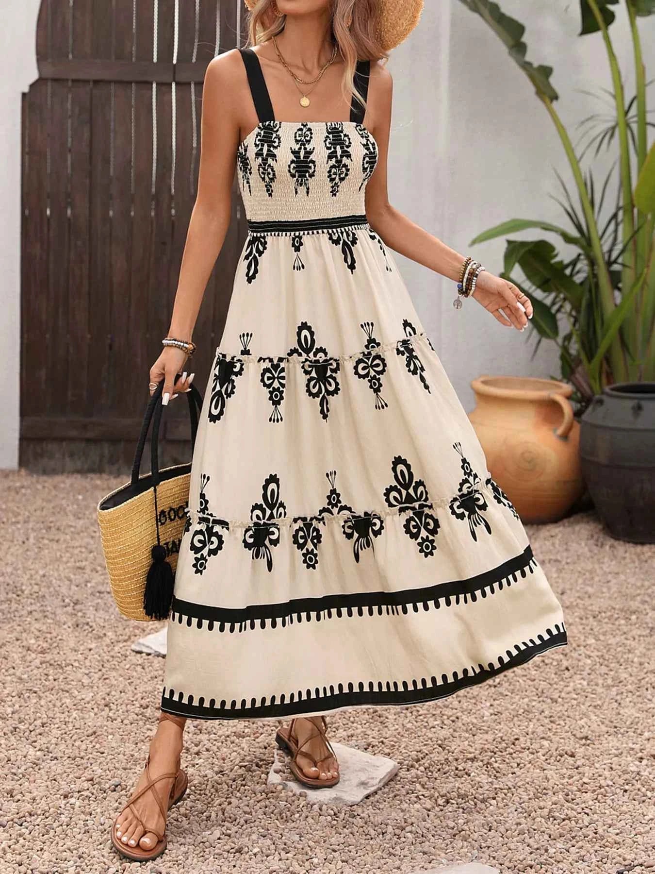 Robe à bretelles larges smockée et volants étagés