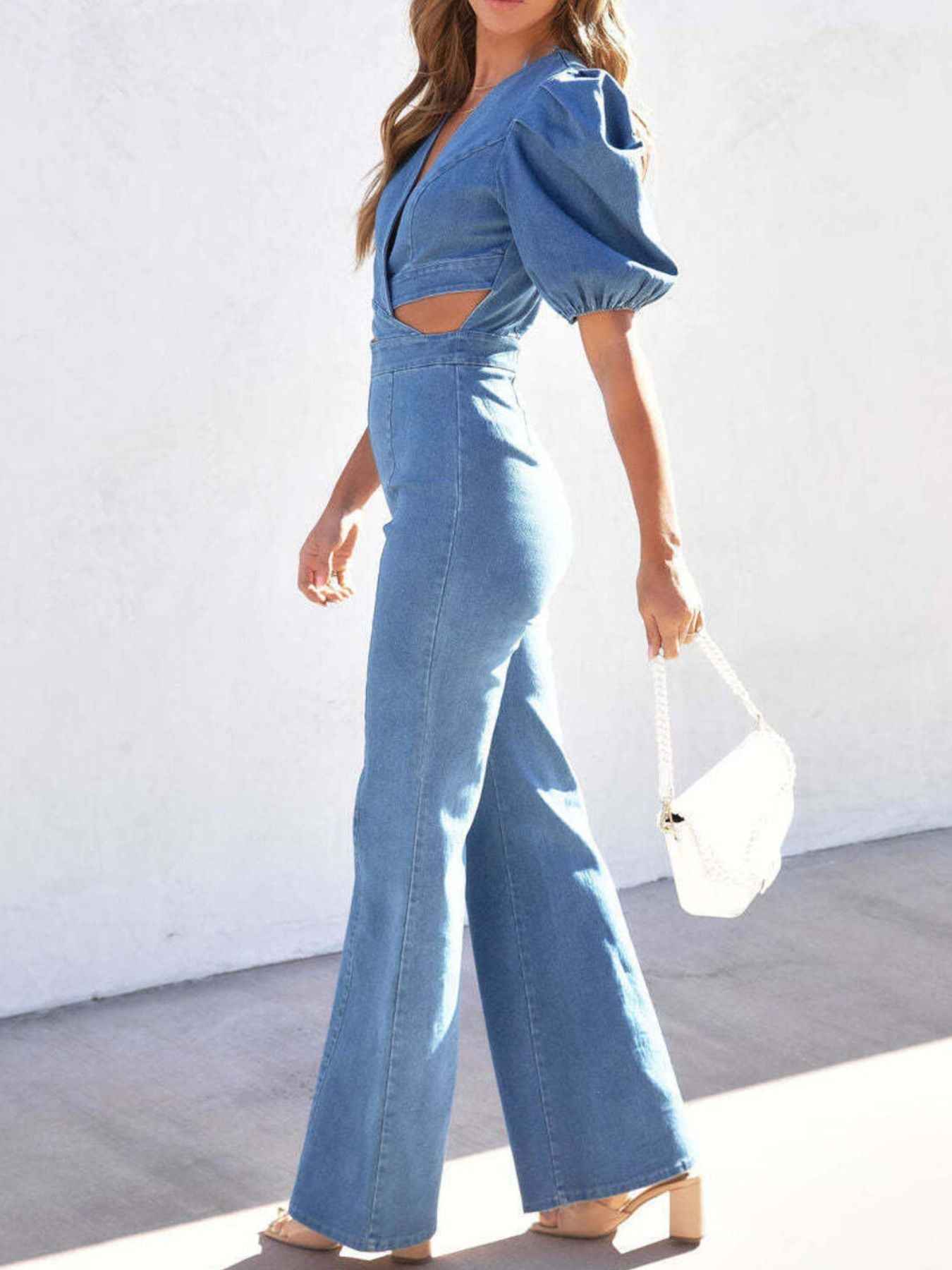 Combinaison en denim à manches bouffantes et découpes