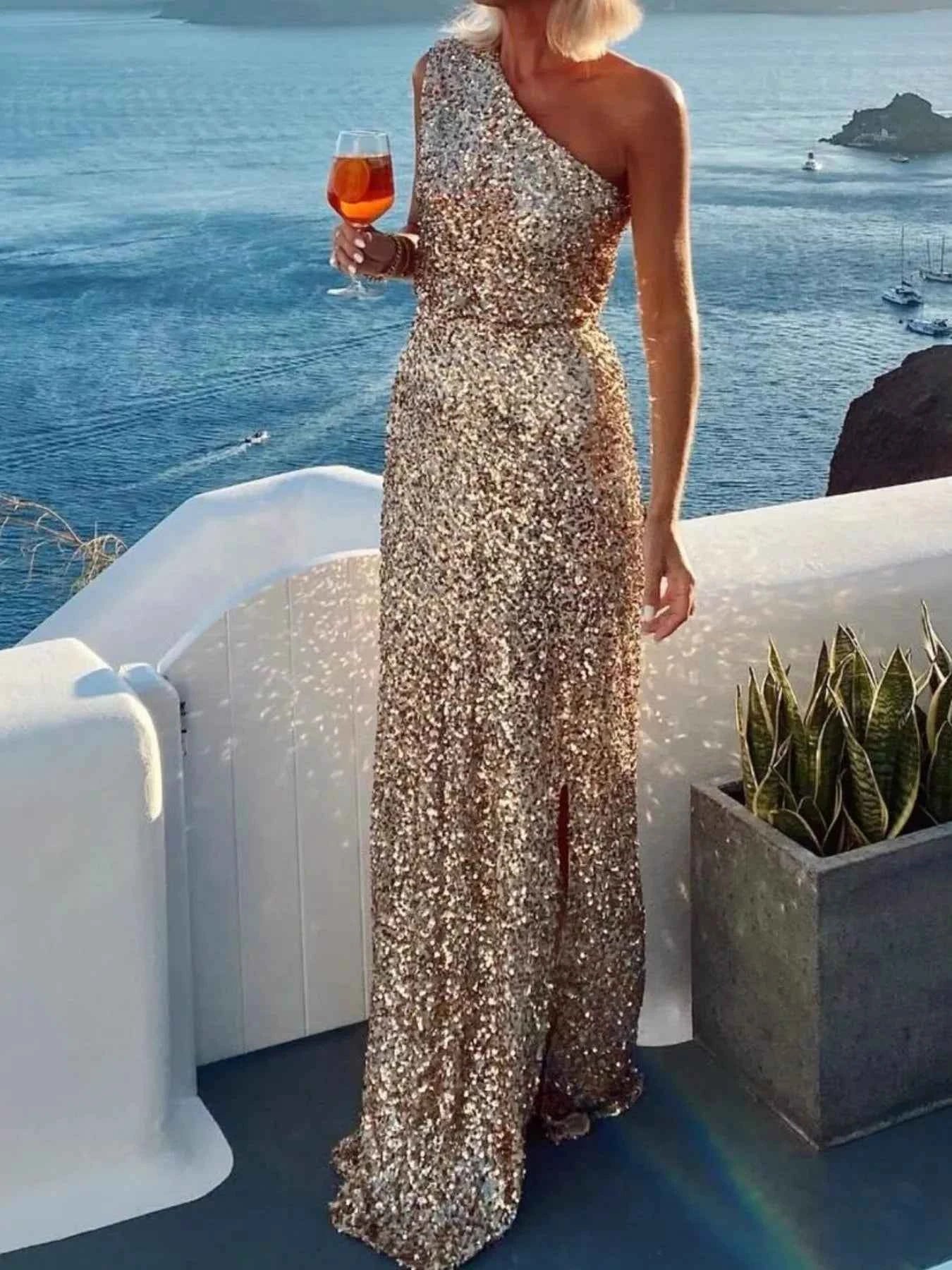 Robe longue à paillettes asymétrique avec fente