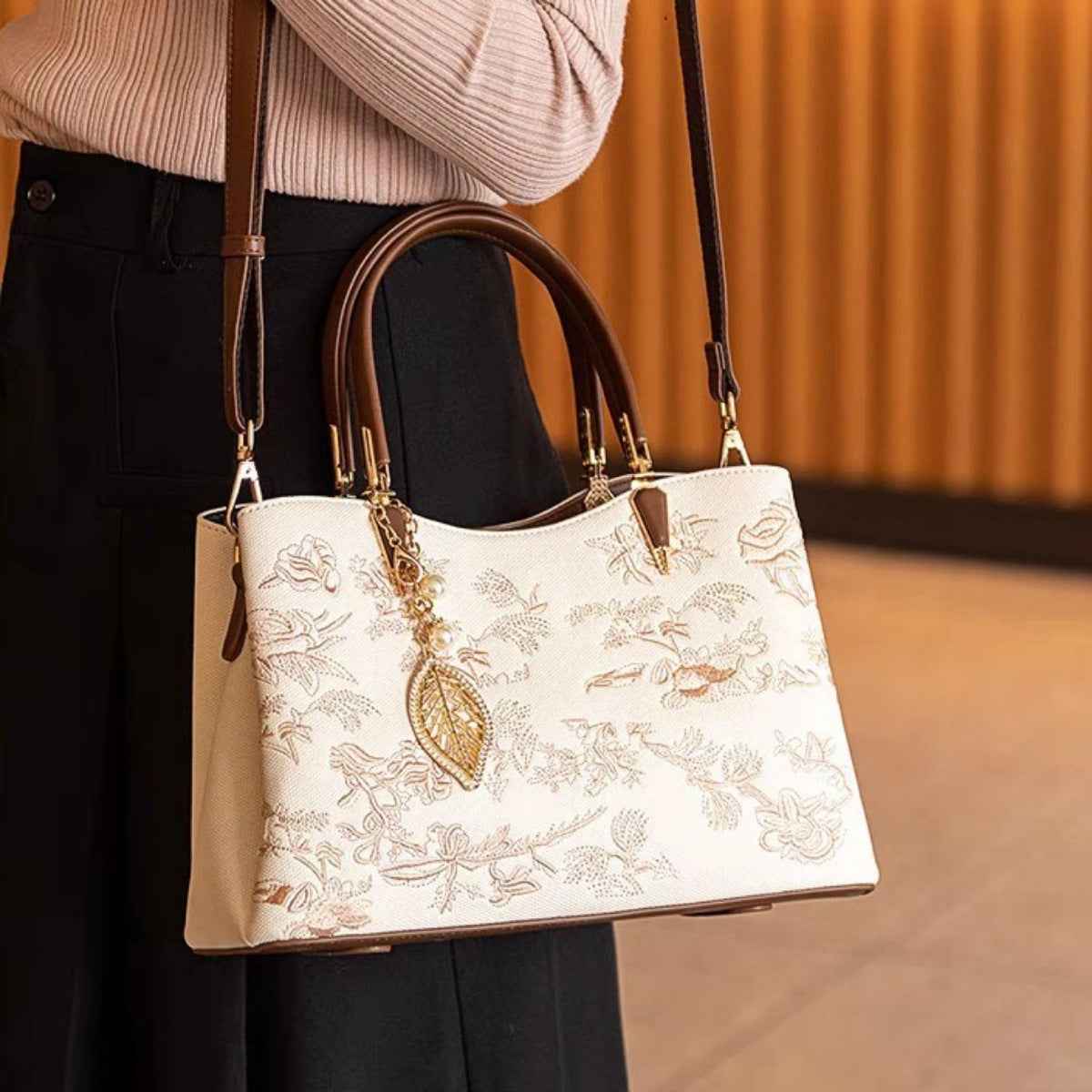 Sac à main brodé fleuri en cuir