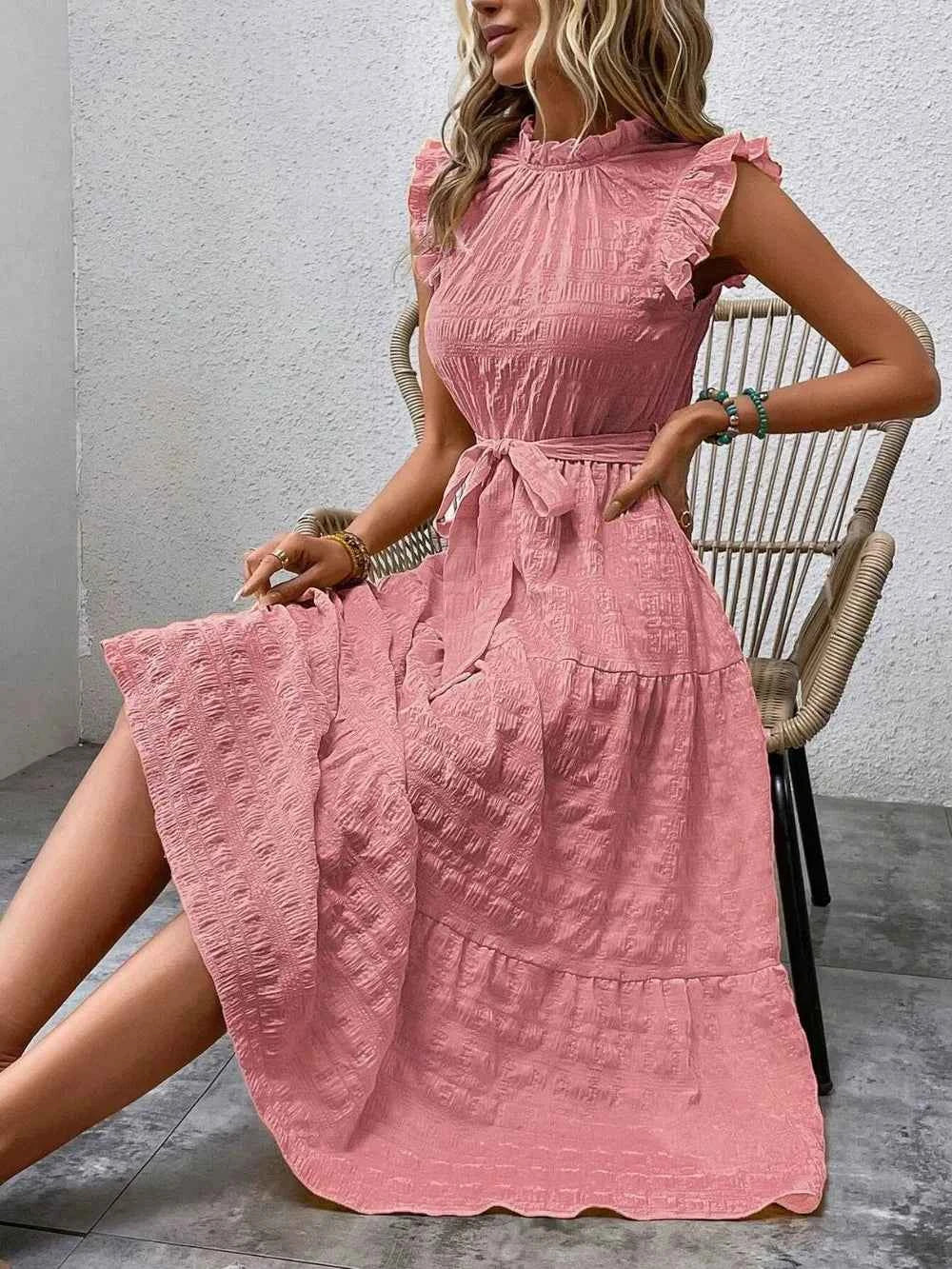 Robe midi à manches courtes, volants et lien à nouer