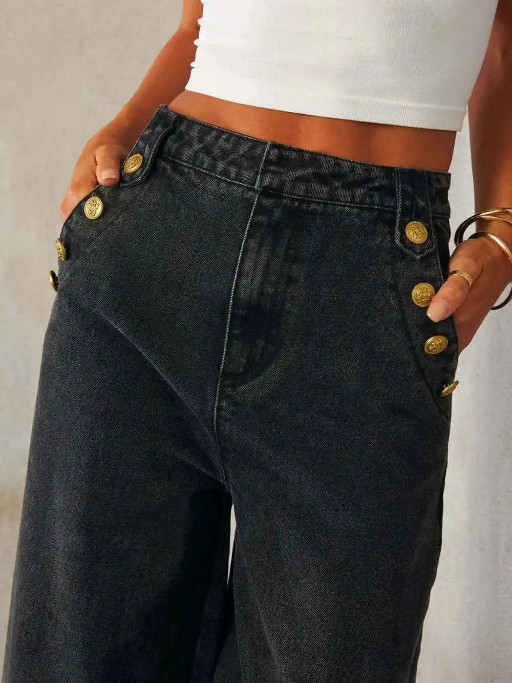 Jean taille haute à jambe large et décor boutons