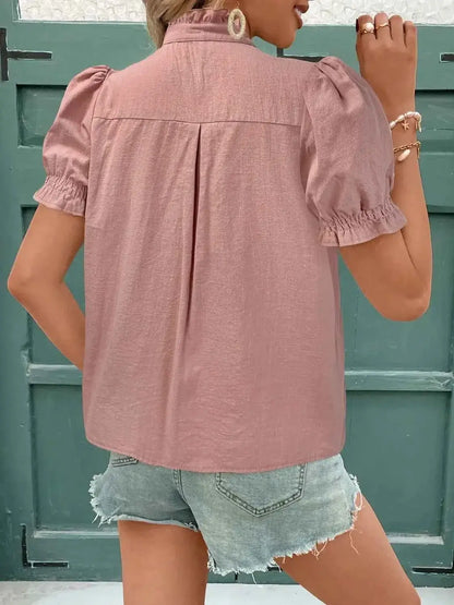 Blouse en coton à col cranté, broderies et volants, manches courtes